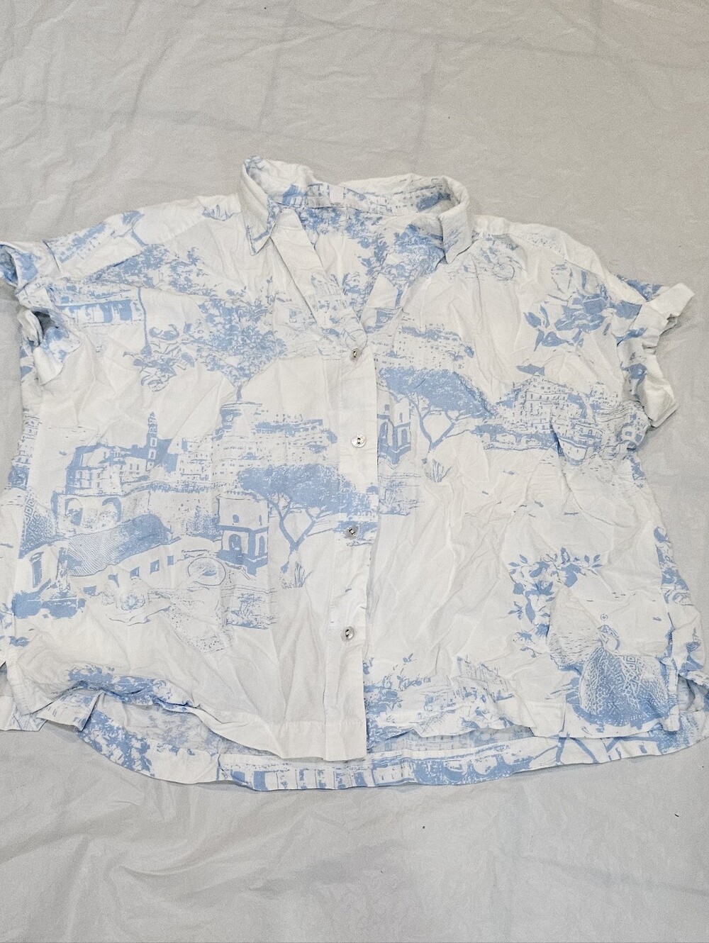Women's Short-Sleeve Button-Down Shirt in White & Light Blue Print. Sz M